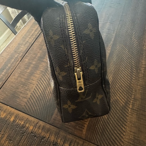 Louis Vuitton
Monogram Trousse Toilette 23 - Picture 7 of 15